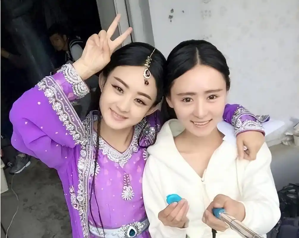 明明长着同一张脸,一个成顶流,一个却死活红不了 白鹿和李一桐长得极