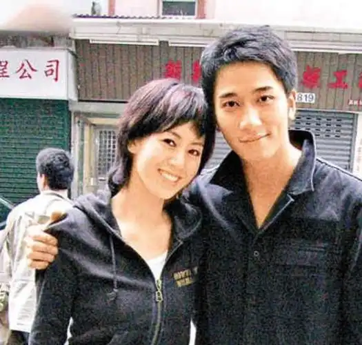 她父母皆tvb高层,一路绯闻众多,2次婚姻高嫁,今姐弟恋回归家庭|吴卓羲