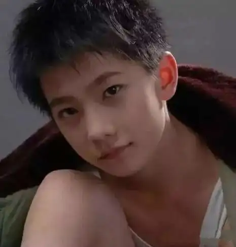 原创明星小时候照片:蔡徐坤秀气,陈伟霆呆萌,最后这位能认出吗?