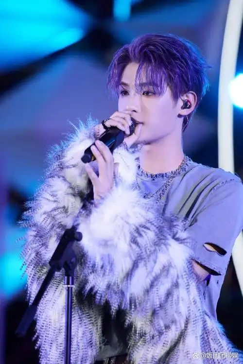 黄明昊盛夏穿皮草秒变小雪貂舞台上气场全开惹粉丝尖叫