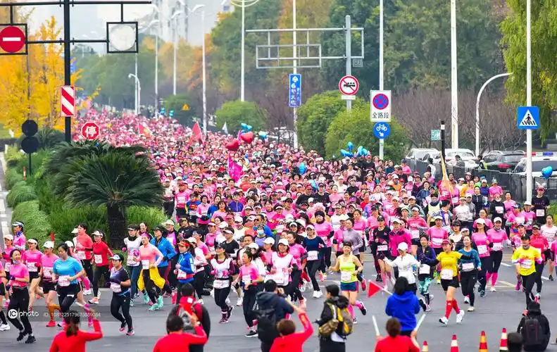 杭州女子马拉松开跑钱塘江畔刮起粉色旋风