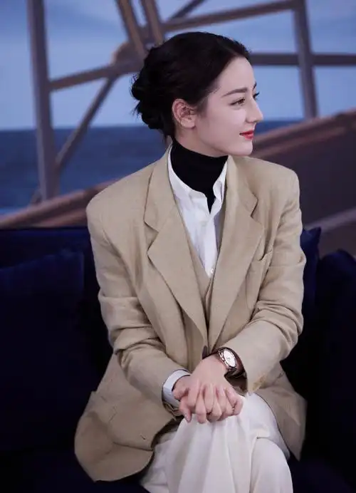 迪丽热巴拍摄花絮图##迪丽热巴卡其色西装马甲造型