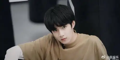拿什么拯救男星的审美鹿晗画大浓妆刘耀文15岁还要凹性感