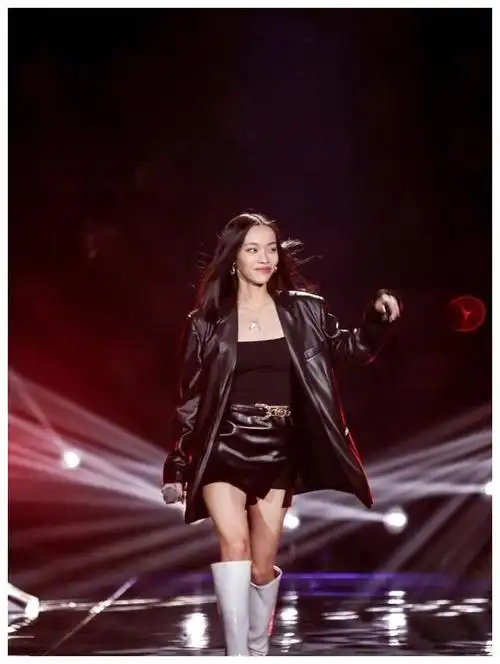 李佳琦妹妹被带火上直播还登节目短裙长靴配高级脸存在感太强