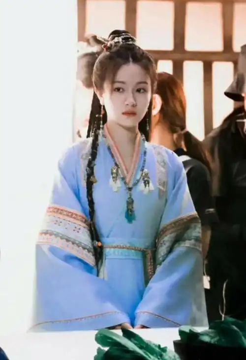 《念无双》开机路透曝光 唐嫣古装造型惨遭吐槽,你怎么看