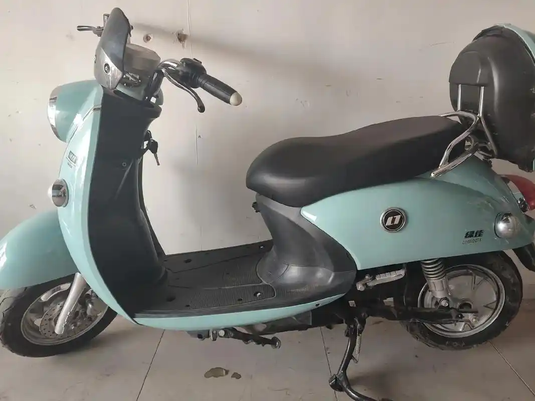 成都本地出二手电动车一台,小清新冰川蓝.6个大电池,72伏的 - 抖音