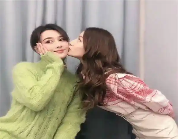 说起迪丽热巴的好闺蜜,大家第一想到的就是杨幂了吧,没错,她就是热巴