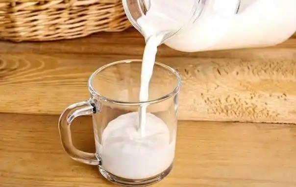 不管是儿童还是老人,妇女,早上起床后都喜欢喝一杯热牛奶,为身体及时