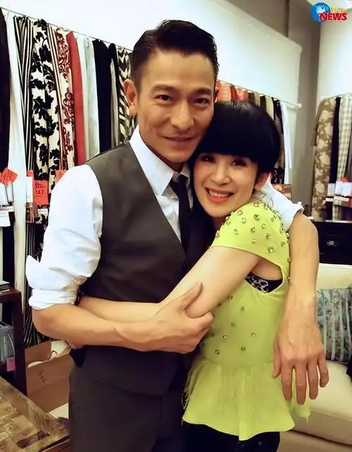 其实都说男女艺人之间的亲密戏,都是男方占便宜,但是到了刘德华这里