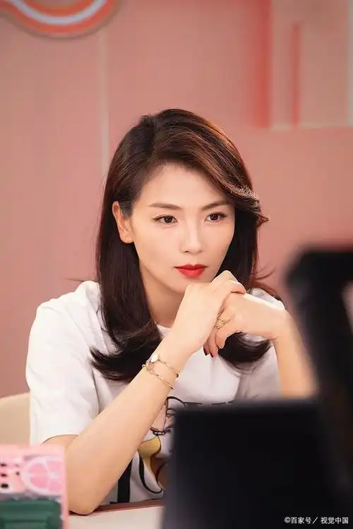 刘涛穿灰色西装戴墨镜成熟大气,手捧鲜花笑容满面