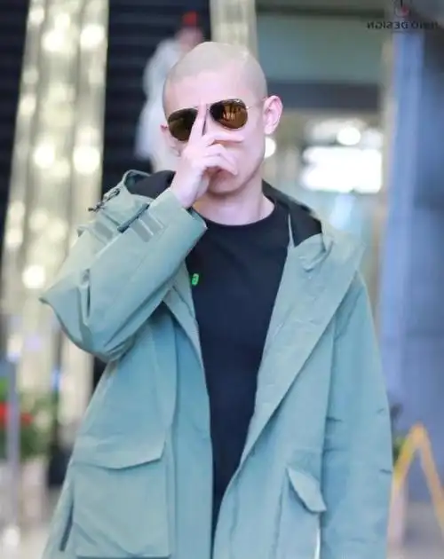 男星新造型光头穿风衣款式太犀利和以前风格真的相差太多