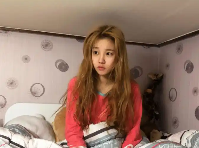 《跑男》宋雨琦有多美?起床后穿睡衣出镜,素颜暴露了真实颜值