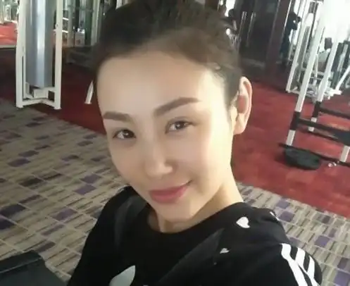 吴启华妻女近照曝光 娇妻石洋子逆生长变少女