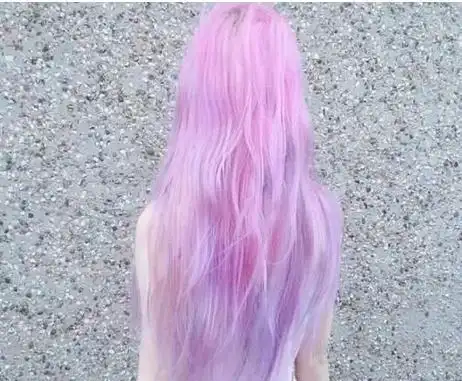 梦幻的紫色挑染,加上大波浪的优雅,这款染发魅力无穷.