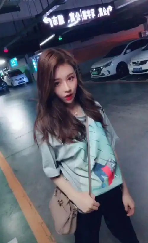 抖音女神温婉首次开直播,短短几分钟人气上百万,网友:好丑