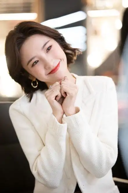 唐艺昕做客薇雅直播间展示迷人笑容五连拍