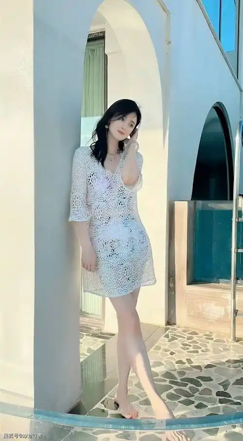 蒋欣在云南出游时晒出了一组比基尼美照,展现了她完美的身材-爱读书