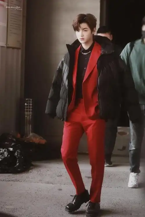 黄明昊红色西服套装look!黄总出街帅就一个字