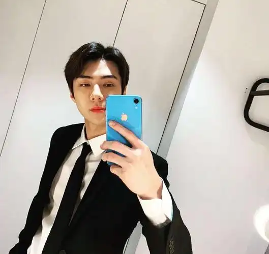 吴世勋突然发文晒自拍,得知原因后,粉丝纷纷送祝福!