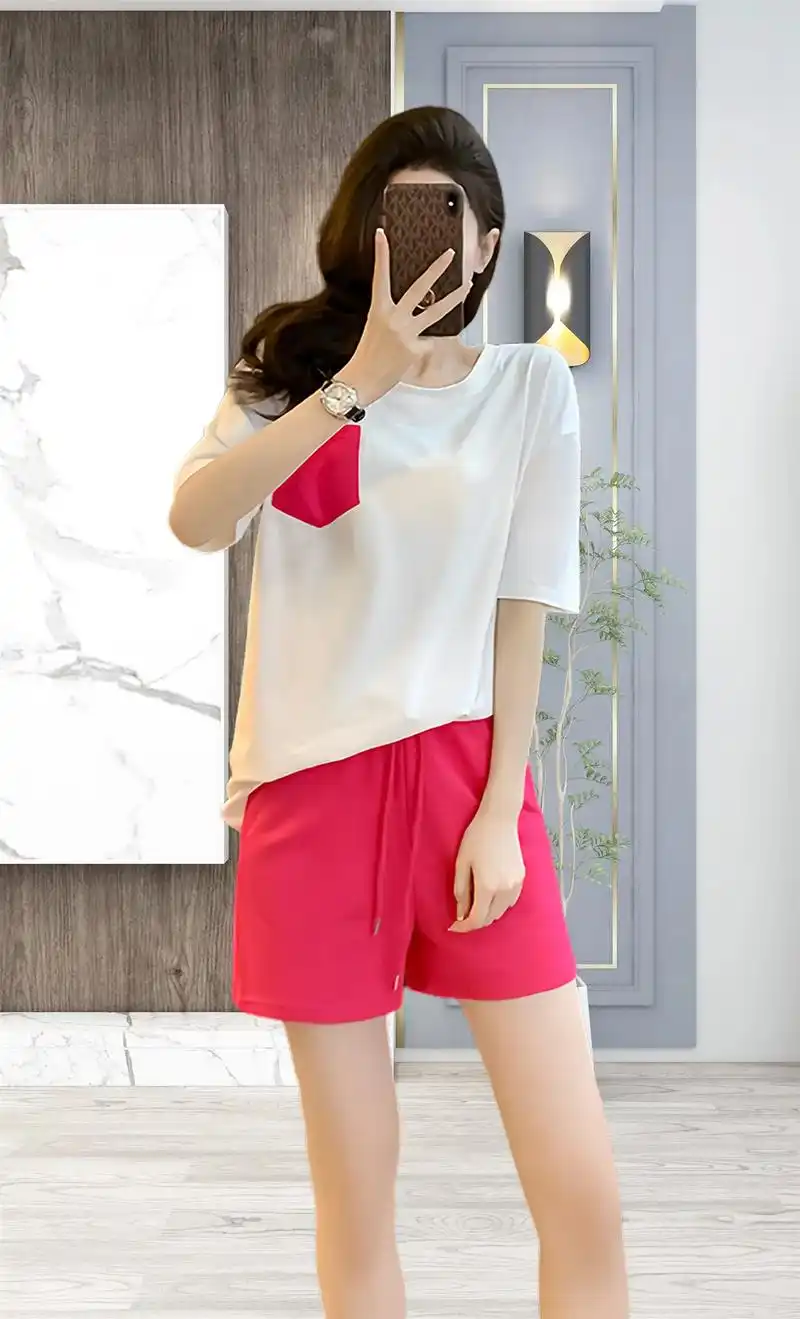 休闲运动套装女,白色上衣搭配玫红色短裤,时尚潮流两件套,舒适面料