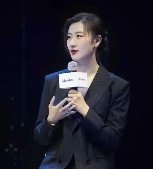 马龙和丁宁,两位在乒乓球场上的巨星,他们的友情始于年少.