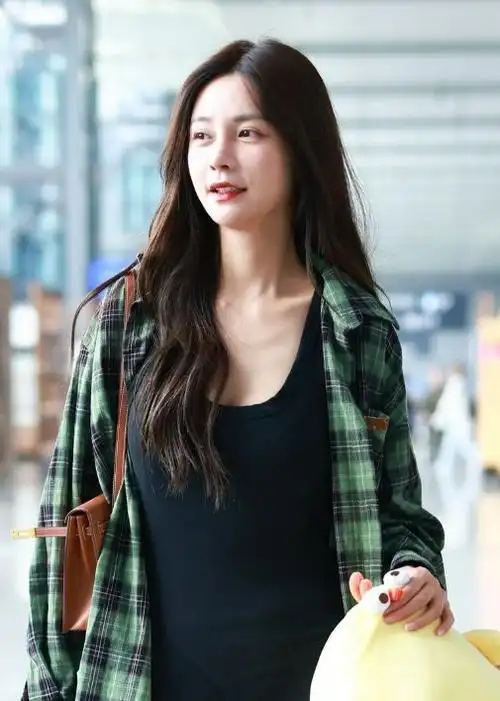 沈梦辰现身上海机场青春活力穿搭引人注目