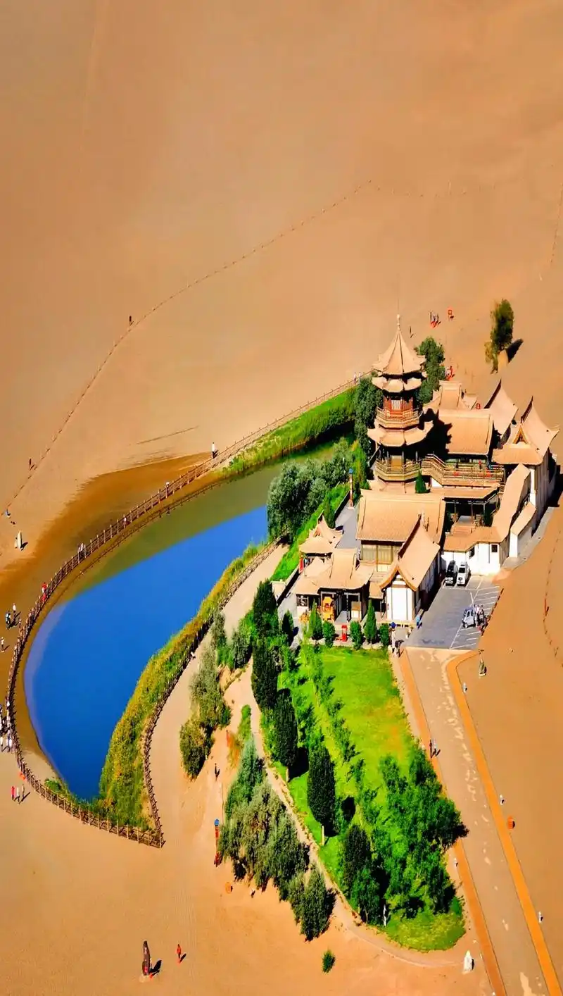 沙漠中的"月牙泉",几百年也不干涸,这水到底是从哪来的?#鸣 - 抖音