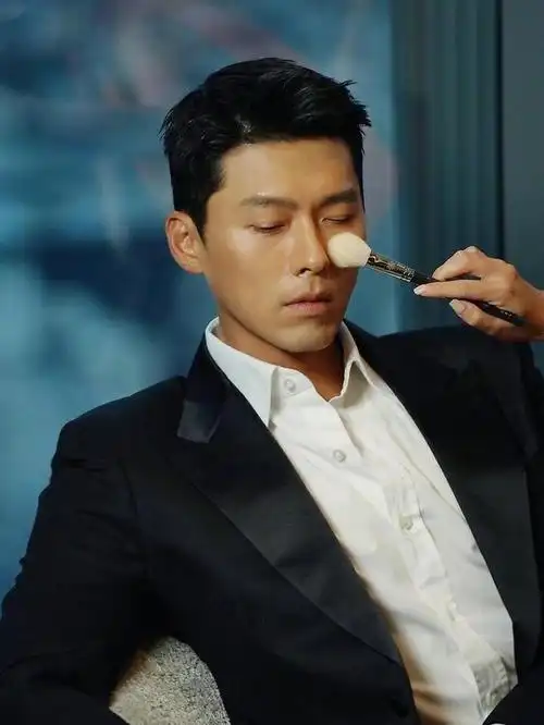 玄彬的侧颜无死角,几乎没有任何缺点,哪怕眼睛鱼尾纹很明显