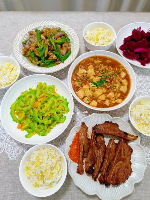 晚餐记录丨家常菜肉末豆腐咸蛋黄炒苦瓜