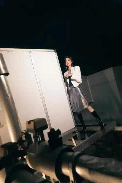 万茜说不想红,但却将野性都穿在身上,西装皮靴潇洒又霸气