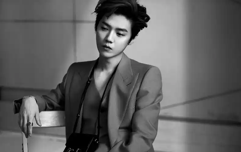 鹿晗黑白近照更新,戴墨镜露额头,姿态优雅