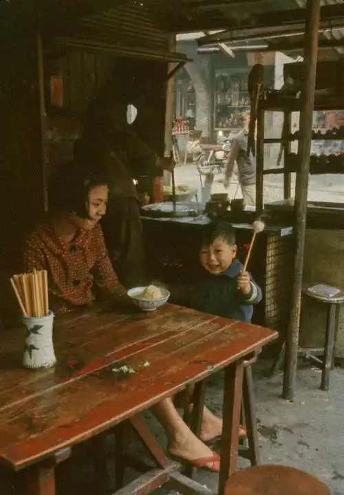 这些照片是70年代南京西路上台北市民悠闲自得的照片,这里还没有成为