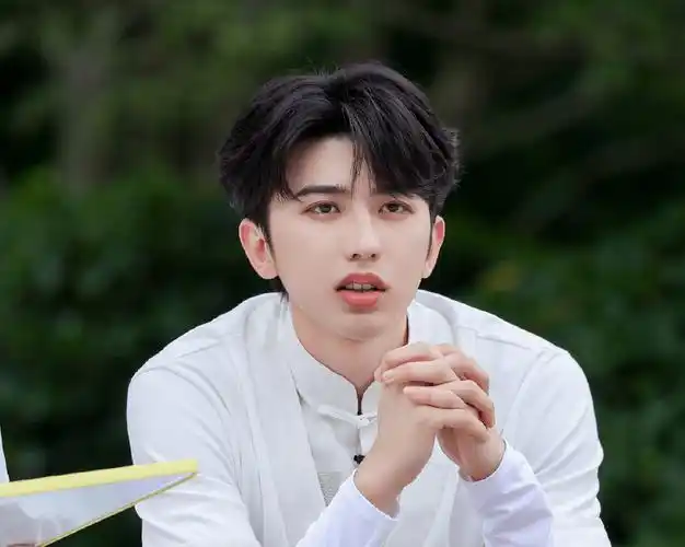 剧情不够"cp"来凑,蔡徐坤积极配合的样子,很像曾经的鹿晗_金婧_嘉宾