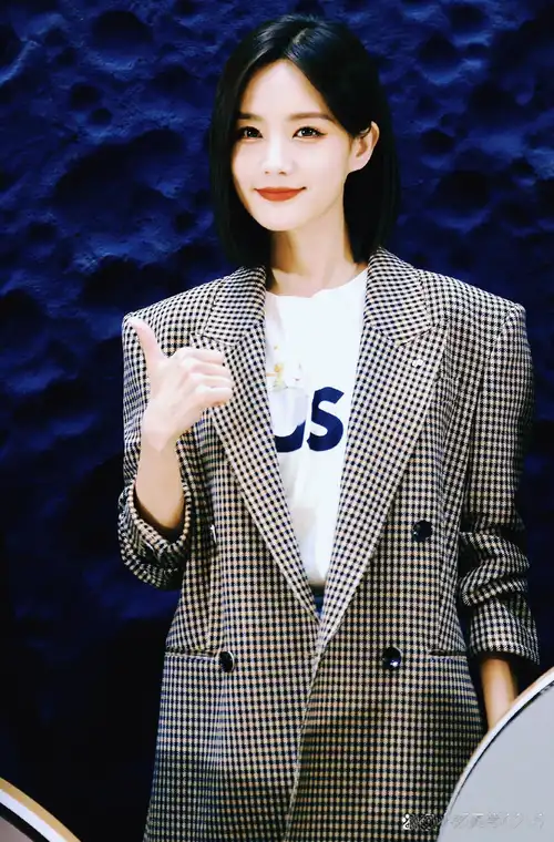 李一桐格子外套加上一头短发.