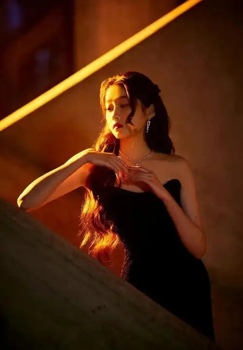 关晓彤抹胸晚礼服惊艳全场——关晓彤穿礼服的照片抹胸金色长裙-天晟