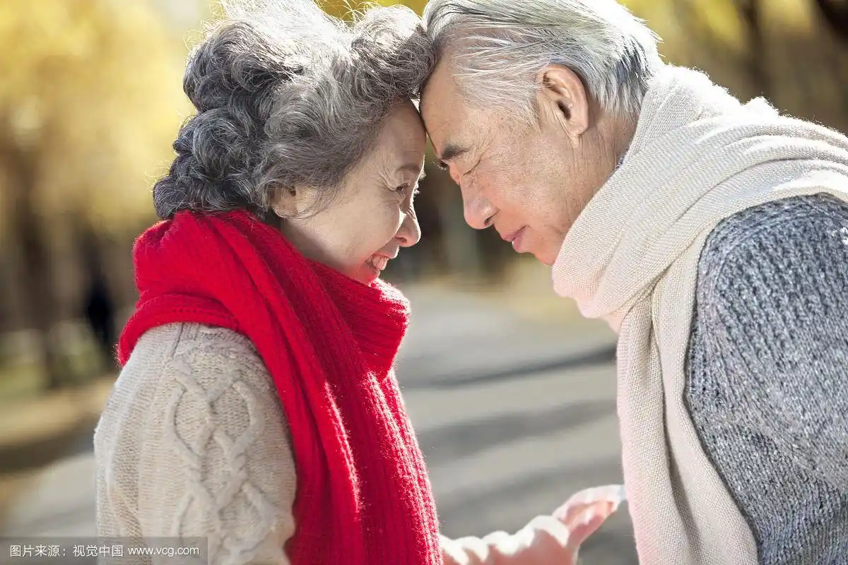 头贴在一起的老夫妻