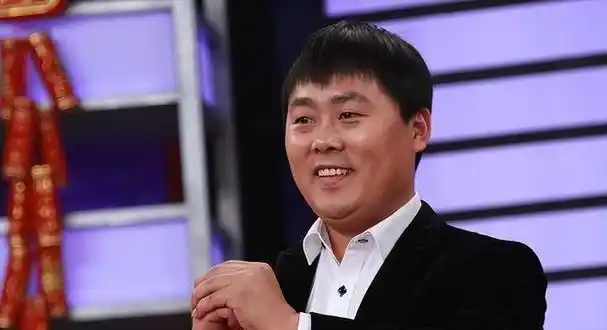 毕姥爷罕见露面酒桌上满脸疲态老相尽显不敢喝酒只喝果汁