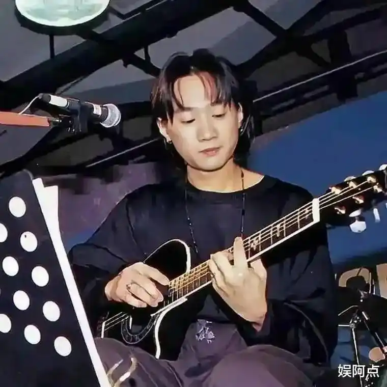 二哥家驹的眼神像星辰大海,笑起来像月牙般好看