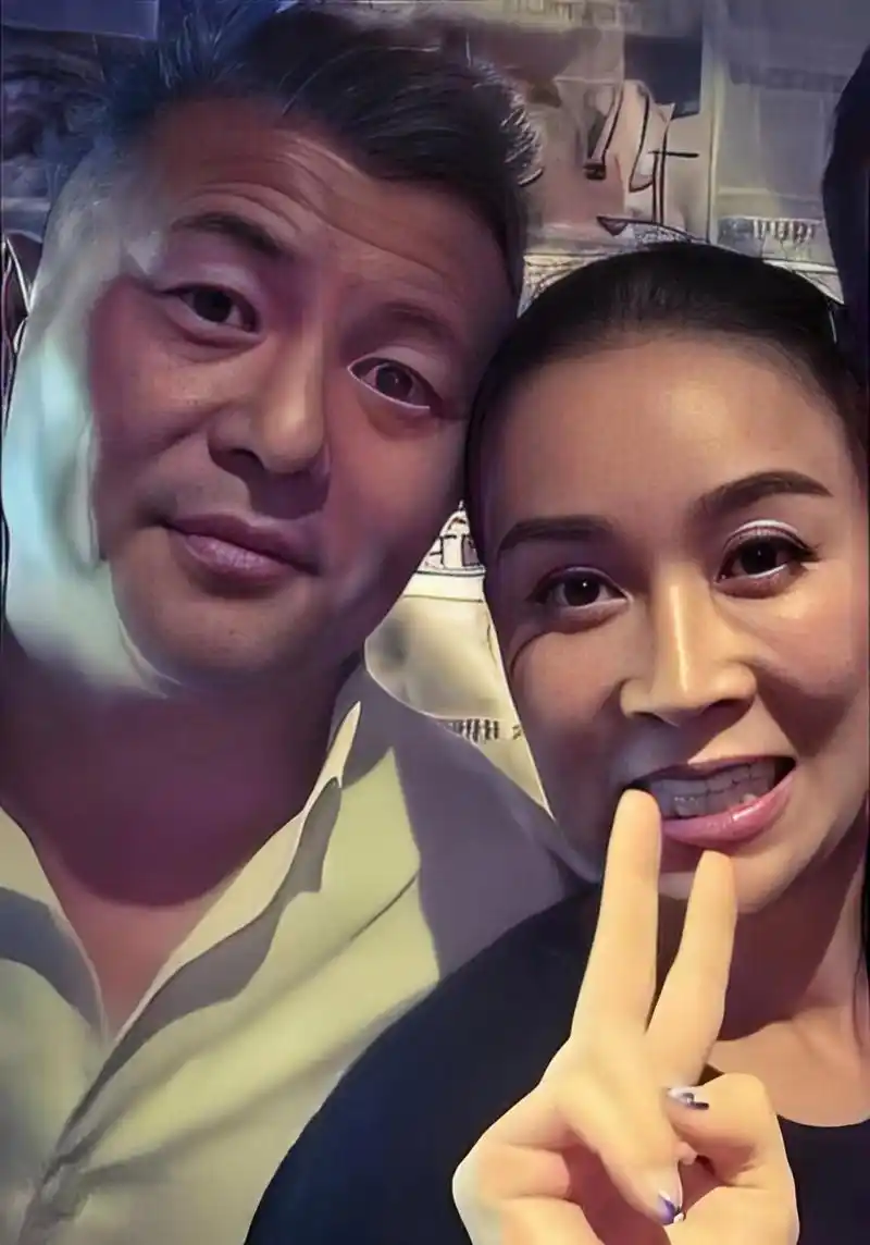 那英和她富有的丈夫很少在同一个框架,她的丈夫才华横溢,美丽!