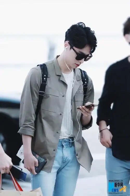 《老九门》张艺兴机场听歌入神 复古风穿搭酷帅有型【组图】 (4)