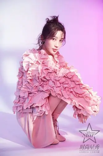 李菲儿粉色系写真曝光 纤腰美背展甜美气场