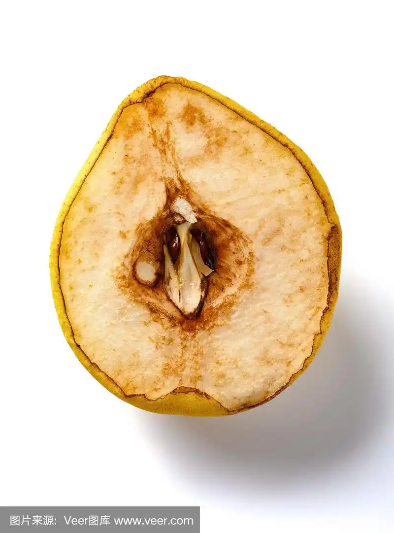 在白底上切下一个过熟的梨