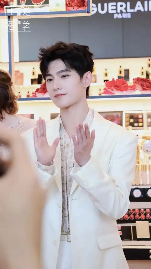 杨洋超话#杨洋法国娇兰全球代言人#今日活动现场图走一波,亲爱的王子