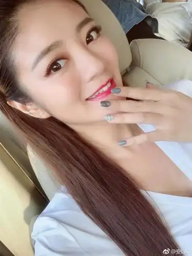 安以轩晒近照显好身材穿紧身衣做美甲的阿姐正面刚传闻太可爱了