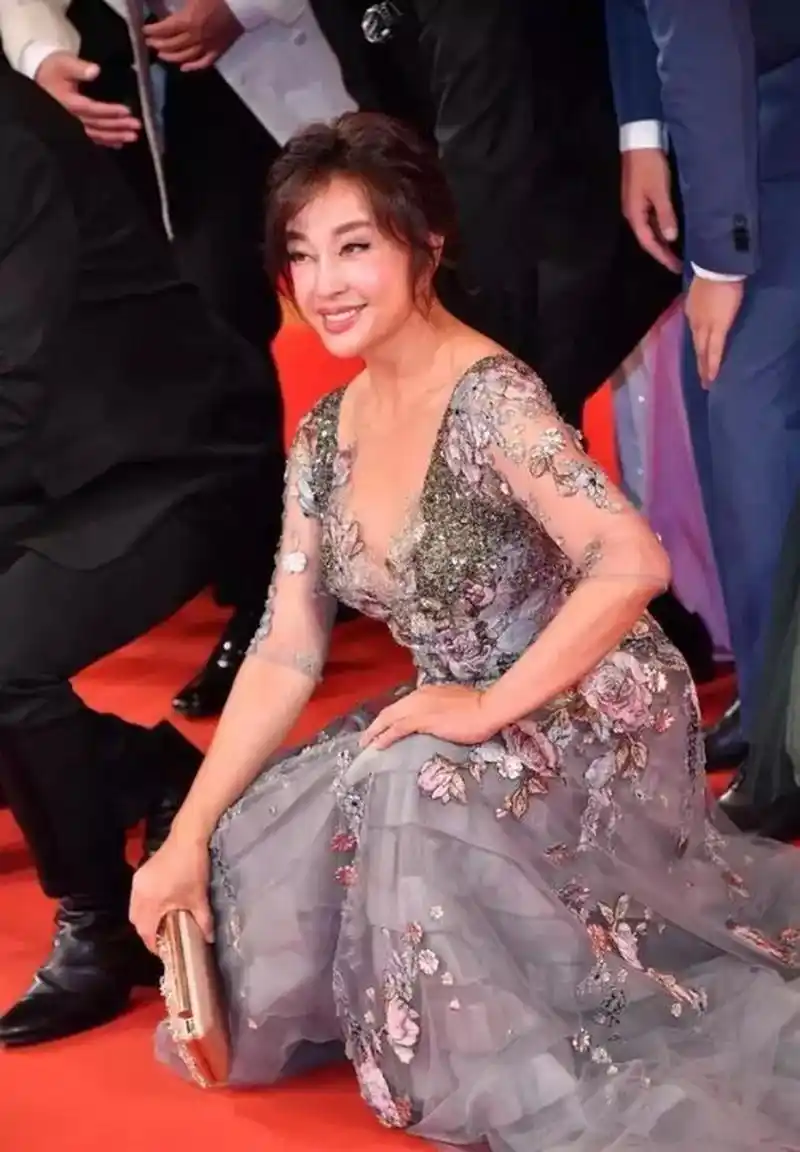 近期,70岁的刘晓庆因为参加活动时流出的生图,再次暴露了她的真实颜值