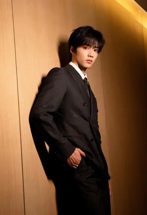 刘耀文来啦   ～   今天以一身 louis vuitton 西装造型随《第二十条