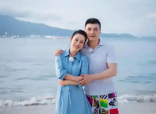 秦海璐被老公宠成公主44岁穿蓝色衬衫裙明媚似少女真是嫁对人