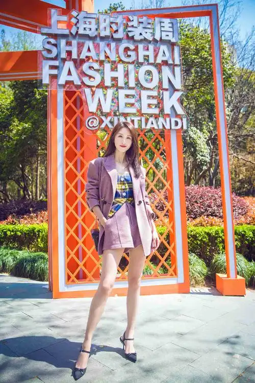 张雯上海时装周看秀 逆天长腿实力吸睛