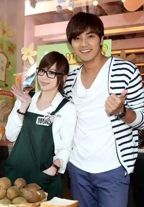 贺军翔出席妹妹订婚宴,90后童年男神老了,我们也不再年轻了