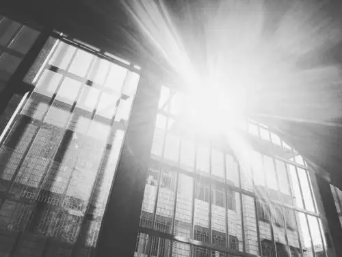 清晨透过窗户的阳光洒投进来,仿佛要把人化为一团光影.